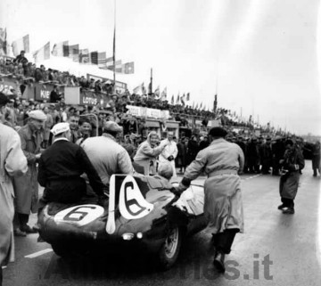 09_1955_Jaguar D-type_Le Mans_Hawthorn and Lofty England after winning.jpg