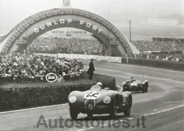 1_1951_Jaguar C-type_Le Mans_Stirling Moss.jpg