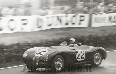 2_1951_Jaguar C-type_Le Mans_Stirling Moss.jpg