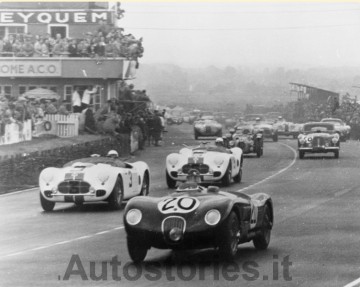 3_1_1953_Jaguar C-type_Le Mans_Peter Whitehead and Peter Walkerstart.jpg