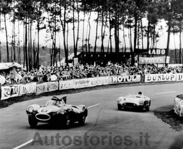 7_1955_Jaguar D-type_Le Mans_Hawthorn Bueb car in front of Mercedes.jpg