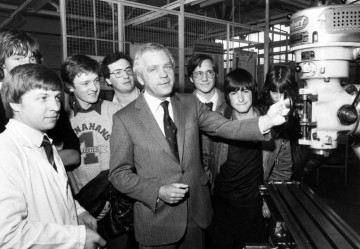 2_School-leavers-meet-John-Egan-at-Jaguars-Radford-training-centre-in-1981.jpg