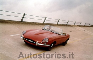 3-1960-Norman-Dewis-with-E-type-Series-1.jpg