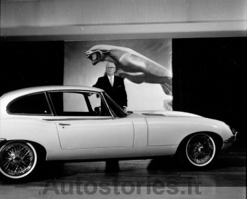 02_1961_Jaguar E-type_Launch.jpg