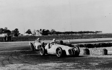 1_Ascari and Villoresi in thier Maseratis at the 1948 British GP Credit SHLBRDC.jpg